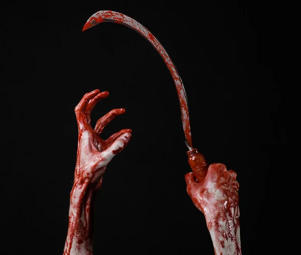 Blutige Hand mit Sichel, Sichel blutig, blutige Sense, blutiges Thema, Halloween-Thema, schwarzer Hintergrund, isoliert, Killer, Psycho, Schläger, ein blutiges Messer, blutige Hände von Zombies, Halsschlund — Stockfoto