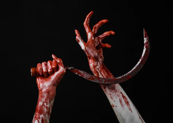 Bloedend hand met een sikkel, sikkelcelanemie bloedige, bloedige scythe, bloedige thema, halloween thema, zwarte achtergrond, geïsoleerde, killer, psycho, thug, een bloedige mes, bloedend handen van zombies, cutthroat — Stockfoto