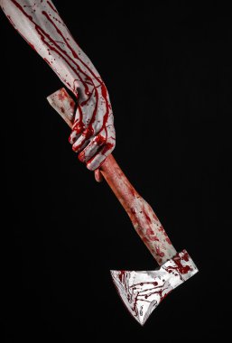 Kanlı Halloween Tema: Studio siyah arka plan üzerine izole bir lanet Kasap'ın balta tutan kanlı el