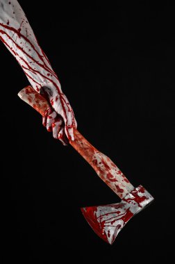 Kanlı Halloween Tema: Studio siyah arka plan üzerine izole bir lanet Kasap'ın balta tutan kanlı el