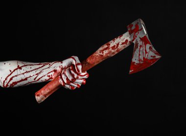 Kanlı Halloween Tema: Studio siyah arka plan üzerine izole bir lanet Kasap'ın balta tutan kanlı el