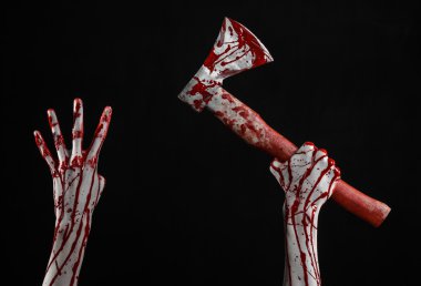 Kanlı Halloween Tema: Studio siyah arka plan üzerine izole bir lanet Kasap'ın balta tutan kanlı el