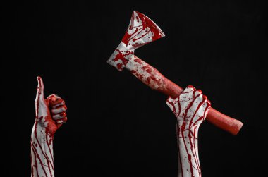 Kanlı Halloween Tema: Studio siyah arka plan üzerine izole bir lanet Kasap'ın balta tutan kanlı el