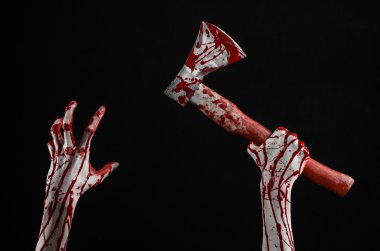 Kanlı Halloween Tema: Studio siyah arka plan üzerine izole bir lanet Kasap'ın balta tutan kanlı el