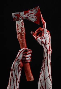 Kanlı Halloween Tema: Studio siyah arka plan üzerine izole bir lanet Kasap'ın balta tutan kanlı el