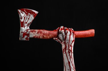 Kanlı Halloween Tema: Studio siyah arka plan üzerine izole bir lanet Kasap'ın balta tutan kanlı el