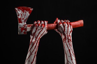 Kanlı Halloween Tema: Studio siyah arka plan üzerine izole bir lanet Kasap'ın balta tutan kanlı el