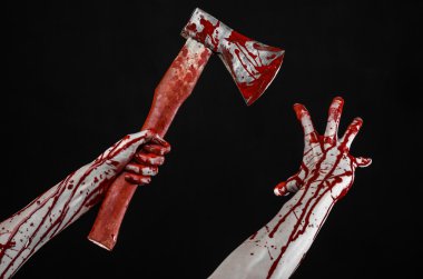 Kanlı Halloween Tema: Studio siyah arka plan üzerine izole bir lanet Kasap'ın balta tutan kanlı el