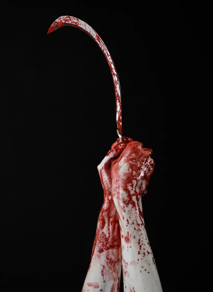 Sangrienta mano sosteniendo una hoz, hoz sangrienta, guadaña sangrienta, tema sangriento, tema de Halloween, fondo negro, aislado, asesino, psicópata, matón, un cuchillo sangriento, manos sangrientas de zombies, degollador — Foto de Stock