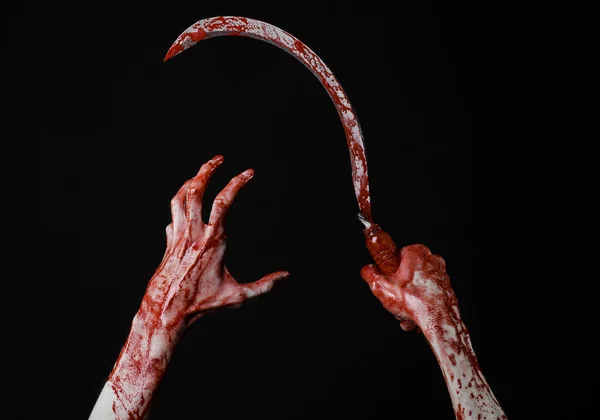 Sangrienta mano sosteniendo una hoz, hoz sangrienta, guadaña sangrienta, tema sangriento, tema de Halloween, fondo negro, aislado, asesino, psicópata, matón, un cuchillo sangriento, manos sangrientas de zombies, degollador —  Fotos de Stock