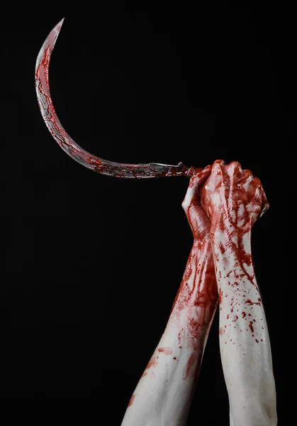 Véres kezében egy sarló, sarló véres, véres, Kasza, véres téma, halloween témát, fekete háttér, elszigetelt, gyilkos, pszicho, orgyilkos, a véres késsel, véres kezében van a zombi, gyilkos — Stock Fotó
