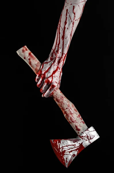 Blodiga Halloween tema: blodiga handen håller en bloody butcher's ax isolerad på svart bakgrund i studio — Stockfoto