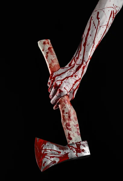 血まみれのハロウィーンのテーマ: スタジオで黒の背景に分離された血の肉屋の斧を持っている血の手 — ストック写真