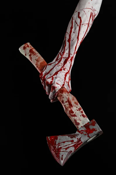 血腥的万圣节主题: 血腥的手，握著孤立在工作室中的黑色背景上的血腥屠夫 ax — 图库照片