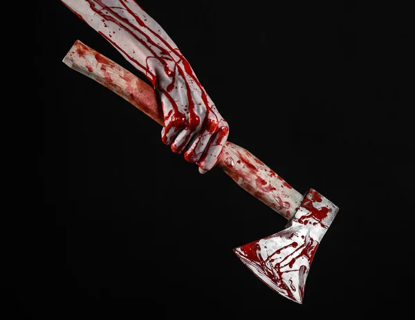 Blodiga Halloween tema: blodiga handen håller en bloody butcher's ax isolerad på svart bakgrund i studio — Stockfoto