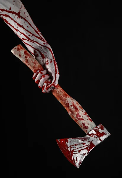 Thème d'Halloween sanglant : main sanglante tenant une hache de boucher sanglante isolée sur fond noir en studio — Photo