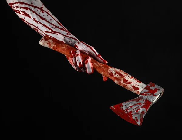 Krwawe Halloween tematu: krwawa ręka trzyma ax bloody Butchers na białym tle na czarnym tle w studio — Zdjęcie stockowe