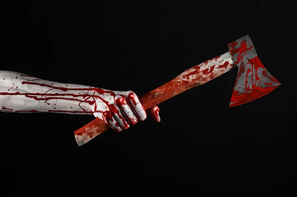 Bloedige Halloween thema: bloedige hand met een bloedige slagerij ax geïsoleerd op een zwarte achtergrond in studio — Stockfoto