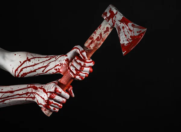 Blodiga Halloween tema: blodiga handen håller en bloody butcher's ax isolerad på svart bakgrund i studio — Stockfoto