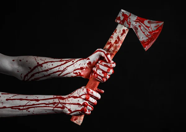 Blodiga Halloween tema: blodiga handen håller en bloody butcher's ax isolerad på svart bakgrund i studio — Stockfoto