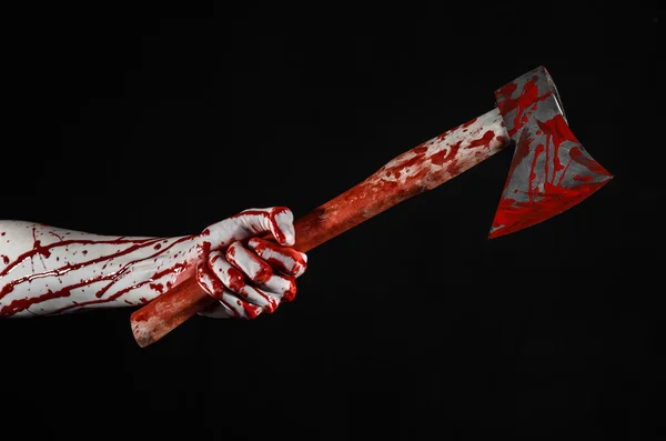 Blodiga Halloween tema: blodiga handen håller en bloody butcher's ax isolerad på svart bakgrund i studio — Stockfoto