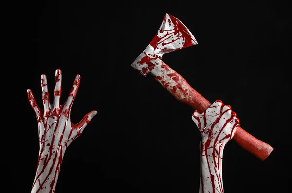 Bloedige Halloween thema: bloedige hand met een bloedige slagerij ax geïsoleerd op een zwarte achtergrond in studio — Stockfoto
