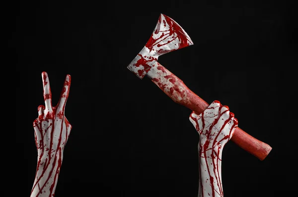Tema sângeroasă de Halloween: mână sângeroasă care ține toporul unui măcelar sângeros izolat pe fundal negru în studio — Fotografie, imagine de stoc