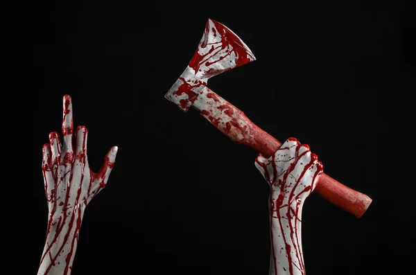 Tema de Halloween sangriento: Mano sangrienta sosteniendo el hacha de un carnicero sangriento aislado sobre fondo negro en el estudio —  Fotos de Stock