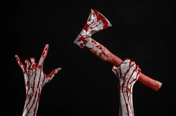 Bloody Halloween teema: verinen käsi pitämällä verinen teurastajan kirves eristetty mustalla taustalla studiossa — kuvapankkivalokuva