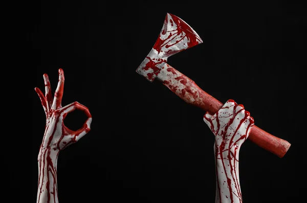 Tema de Halloween sangriento: Mano sangrienta sosteniendo el hacha de un carnicero sangriento aislado sobre fondo negro en el estudio —  Fotos de Stock