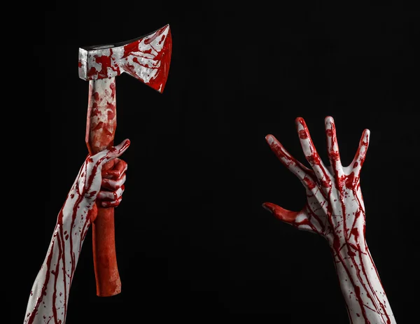 血腥的万圣节主题: 血腥的手，握著孤立在工作室中的黑色背景上的血腥屠夫 ax — 图库照片