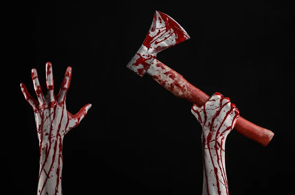Bloody Halloween tema: mão sangrenta segurando machado de um açougueiro sangrento isolado no fundo preto no estúdio — Fotografia de Stock