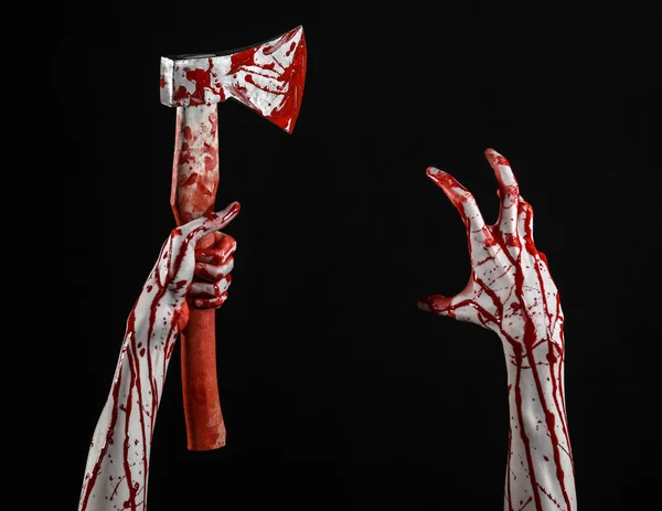 Blutiges Halloween-Thema: Blutige Hand mit blutigem Fleischerbeil auf schwarzem Hintergrund im Studio — Stockfoto