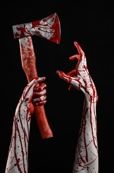 Кровавая тема Хэллоуина: окровавленная рука с кровавым топором мясника изолирована на черном фоне в студии
