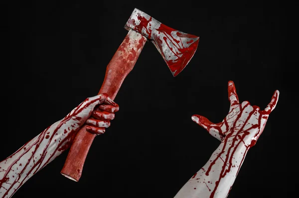 Blutiges Halloween-Thema: Blutige Hand mit blutigem Fleischerbeil auf schwarzem Hintergrund im Studio — Stockfoto