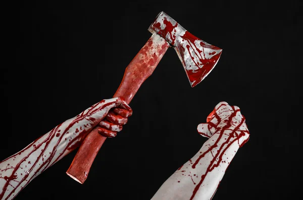 Thème d'Halloween sanglant : main sanglante tenant une hache de boucher sanglante isolée sur fond noir en studio — Photo