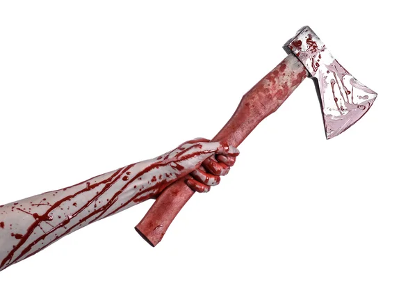 Кровавая тема Хэллоуина: окровавленная рука с кровавым топором мясника на белом фоне в студии — стоковое фото
