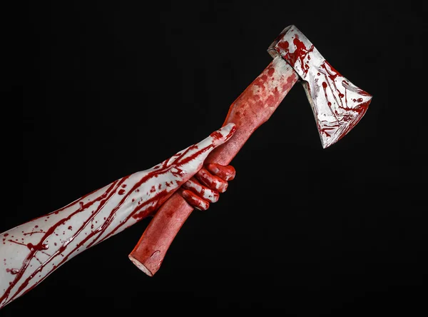 Bloody Halloween téma: krvavá ruka drží krvavé řezník ax izolovaných na černém pozadí v studio — Stock fotografie