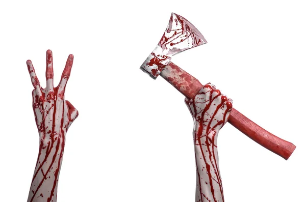 피 묻은 할로윈 테마: 피 묻은 손을 잡고 스튜디오에서 흰색 배경에 고립 된 피 묻은 정육점의 도끼 — 스톡 사진