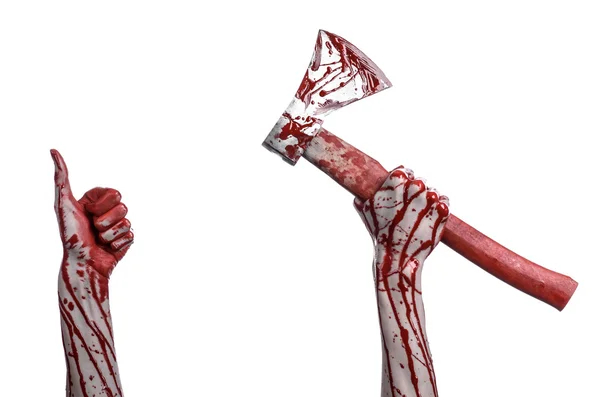 血腥的万圣节主题: 血腥的手，握著孤立在工作室中的白色背景上的血腥屠夫 ax — 图库照片
