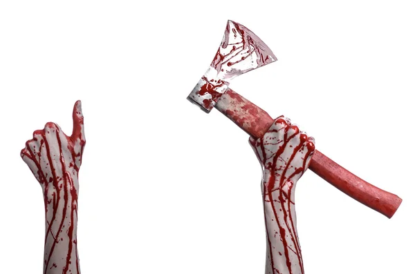 Кровавая тема Хэллоуина: окровавленная рука с кровавым топором мясника на белом фоне в студии — стоковое фото
