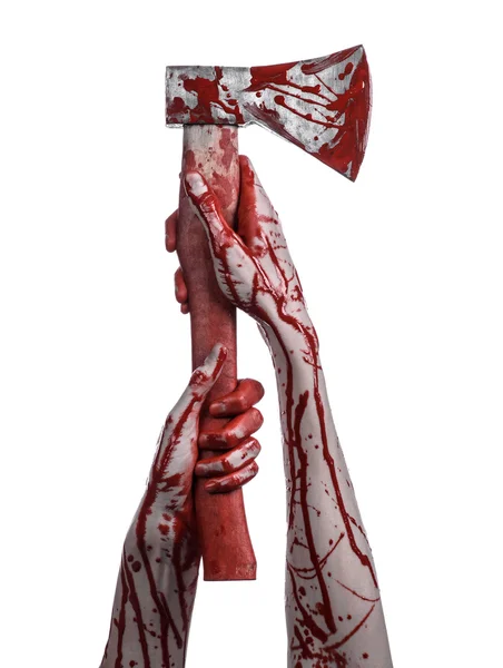 Bloody Halloween tema: mão sangrenta segurando machado de um açougueiro sangrento isolado no fundo branco no estúdio — Fotografia de Stock