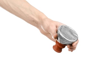 Beyaz bir arka plan üzerinde izole delik bir folyo ile kaplı nargile için tütün ile bir kil kase tutarak barmen