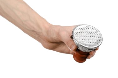 Beyaz bir arka plan üzerinde izole delik bir folyo ile kaplı nargile için tütün ile bir kil kase tutarak barmen