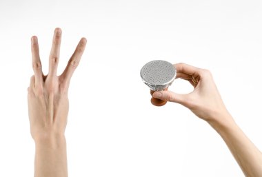 Beyaz bir arka plan üzerinde izole delik bir folyo ile kaplı nargile için tütün ile bir kil kase tutarak barmen