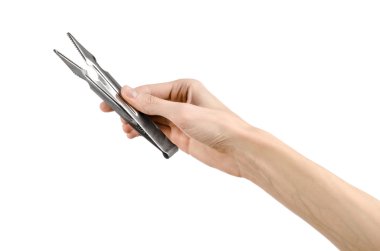 Nargile Konu: barmen bir nargile tutan kömür beyaz bir arka plan üzerinde izole maşa