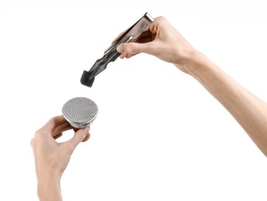 Nargile Konu: barmen kömür ile forseps nargile ve koyar tutan bir kil içlerine izole üzerinde beyaz arka plan kase