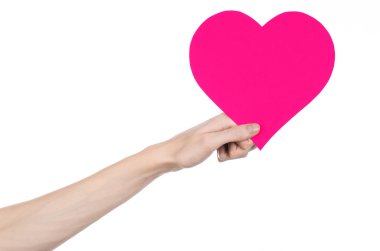 Sevgililer günü ve aşk şarkısı: Studio beyaz bir arka plan üzerinde izole bir pembe kalp tutan el