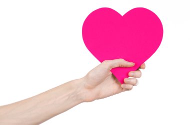 Sevgililer günü ve aşk şarkısı: Studio beyaz bir arka plan üzerinde izole bir pembe kalp tutan el