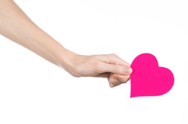 Sevgililer günü ve aşk şarkısı: Studio beyaz bir arka plan üzerinde izole bir pembe kalp tutan el